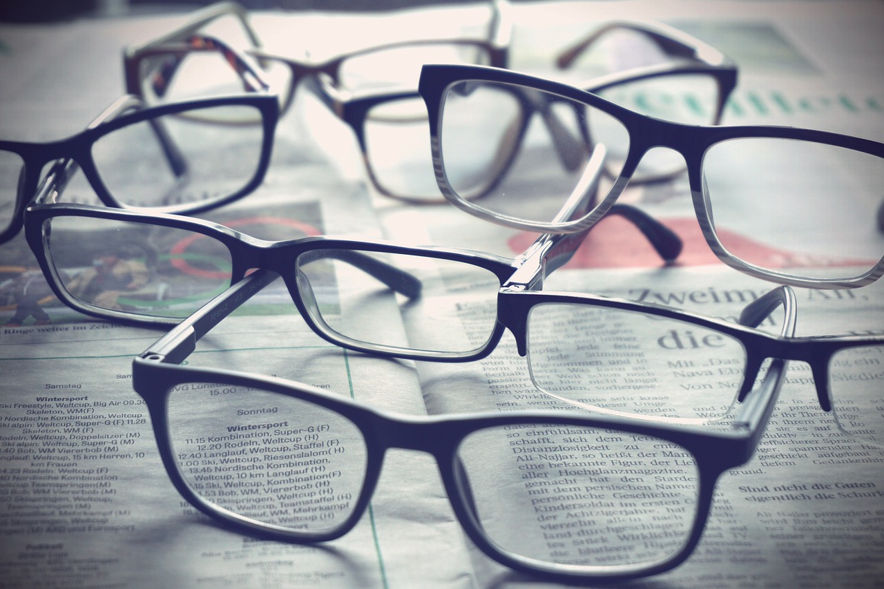 tanti occhiali da vista su un giornale